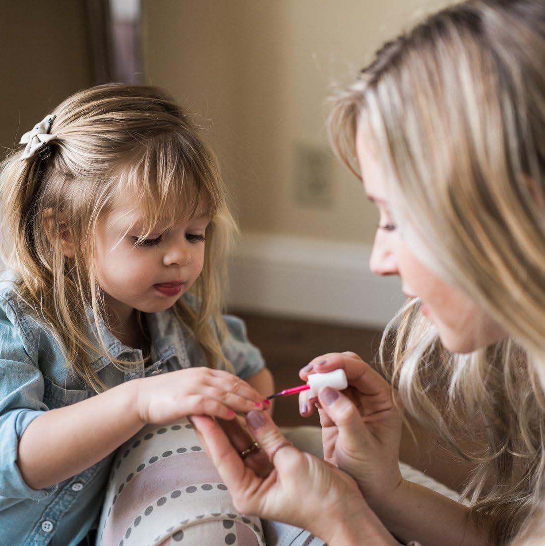 Piggy Paint application on child hands demonstrating easy, low-odor use