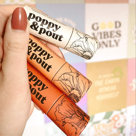 Poppy & Pout recyclable label detail showing instructions and reduced-plastic benefit