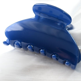 Prettyou in-hand size comparison demonstrating compact medium fit
