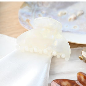 Prettyou jade white clasp detail showing spring mechanism and reliable grip