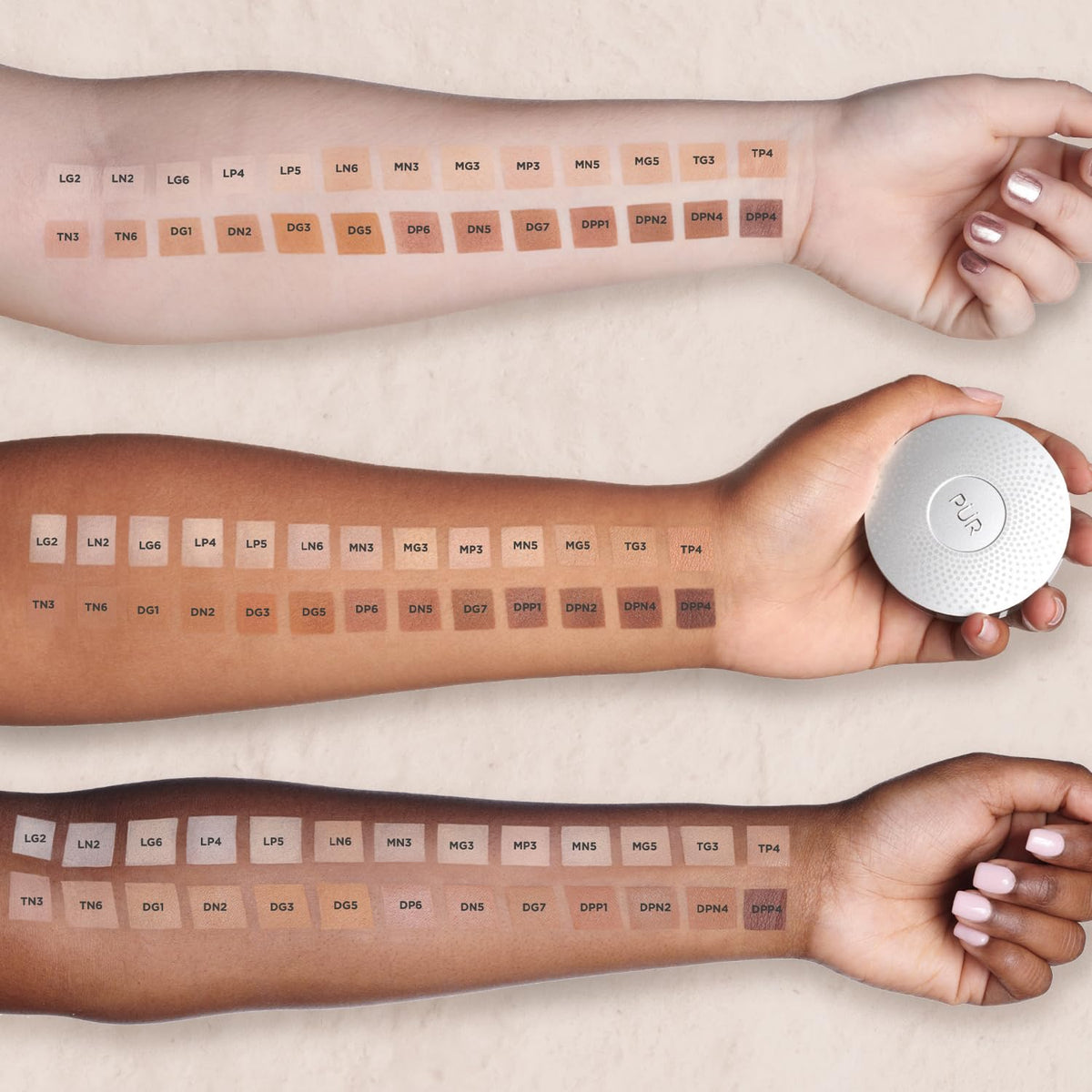 PÜR MINERALS brush applying powder swatch showing coverage and buffing ease