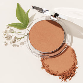 PÜR MINERALS bronzer applied on cheek showing natural sun-kissed warmth