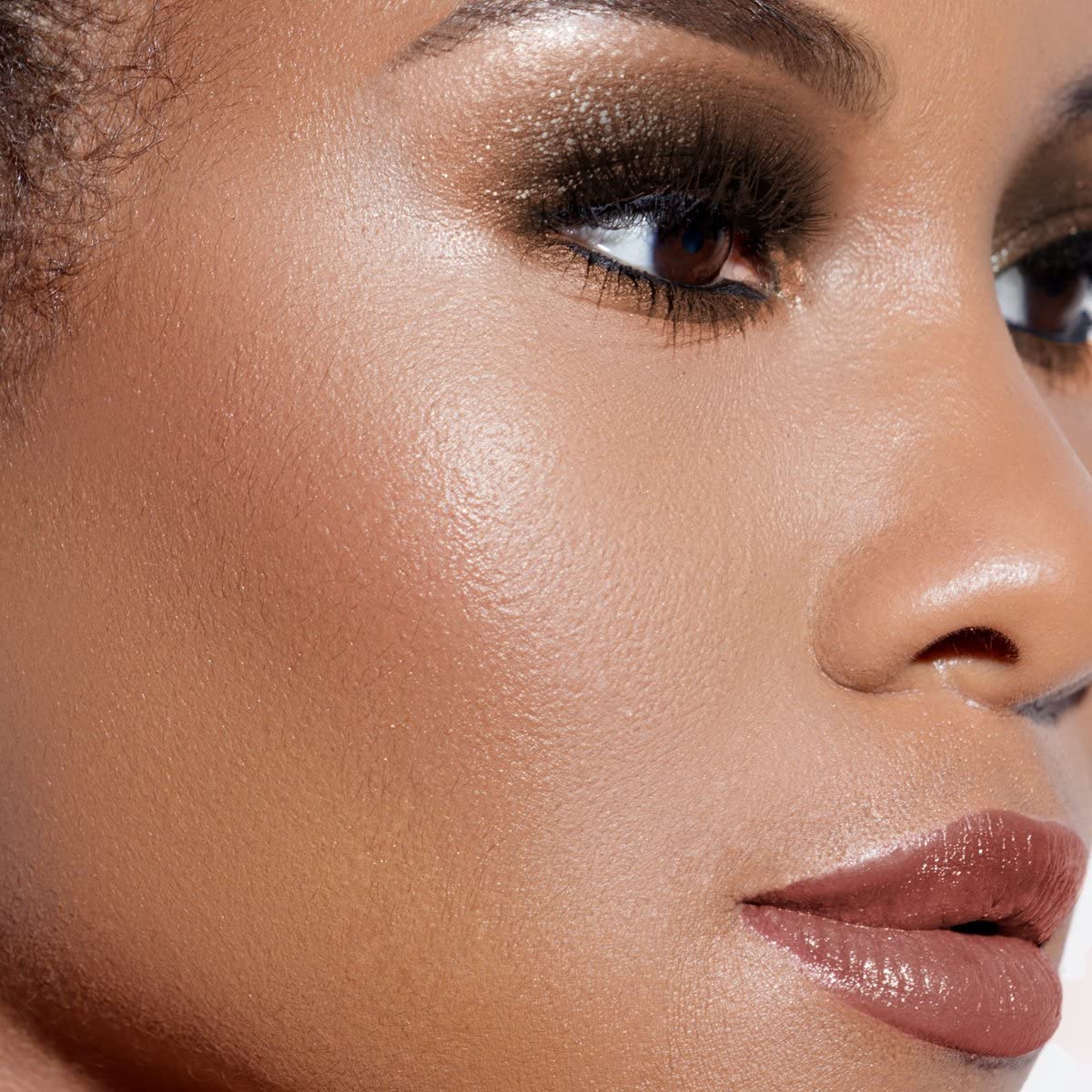PÜR MINERALS close-up of micronized powder texture for smooth blendability