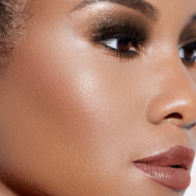PÜR MINERALS close-up of micronized powder texture for smooth blendability