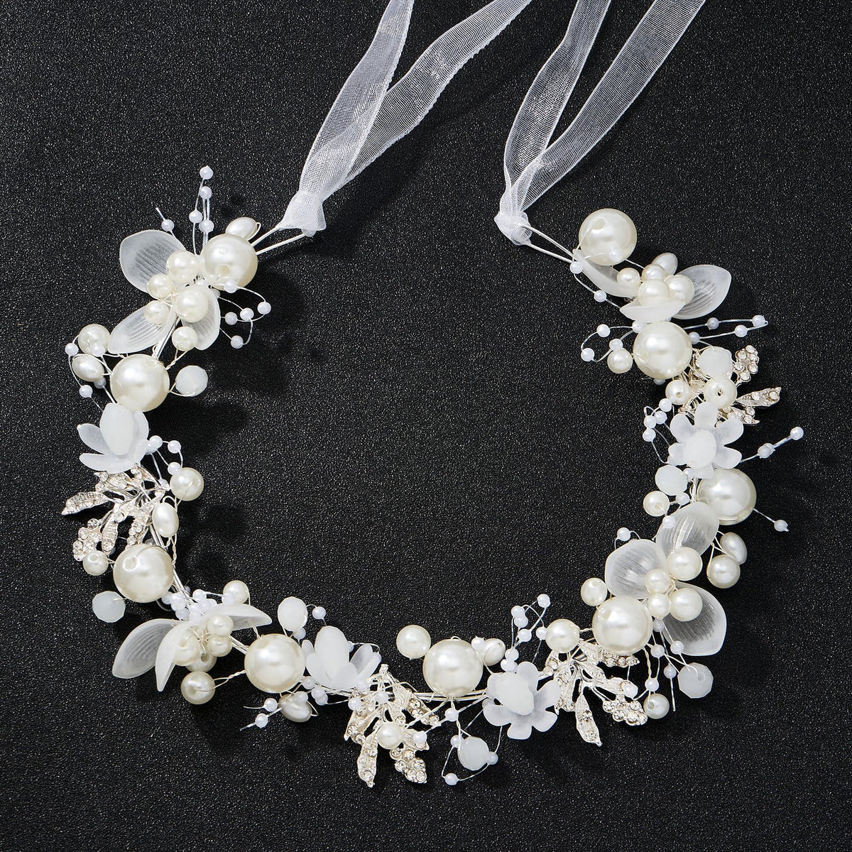 QIUTIMIY close-up of pearls and crystals highlighting sparkle and craftsmanship