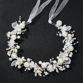 QIUTIMIY close-up of pearls and crystals highlighting sparkle and craftsmanship