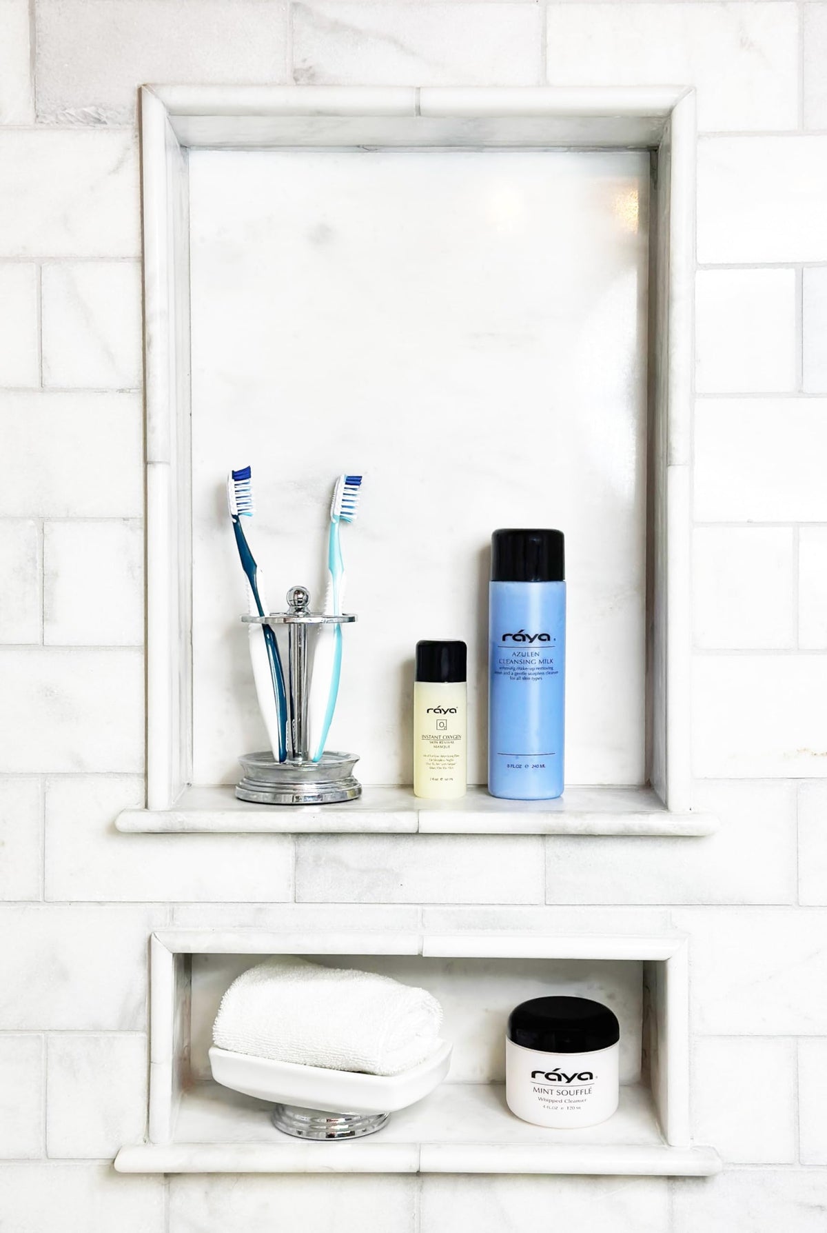 Raya oxygen masque application on face demonstrating easy use