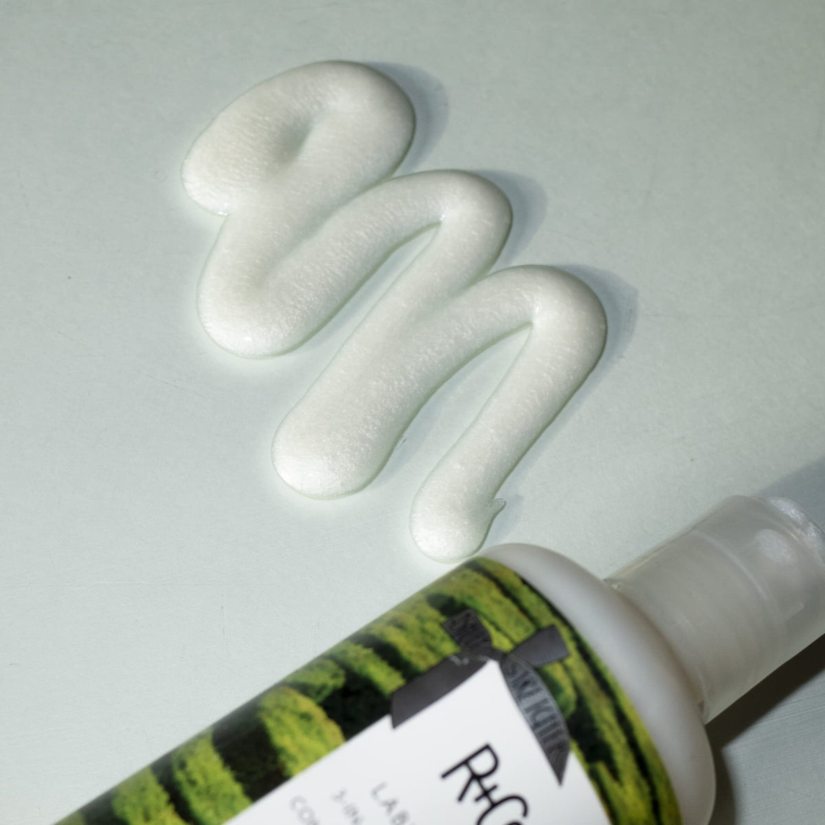 R+Co Labyrinth pump and cap detail highlighting user-friendly dispensing and travel convenience