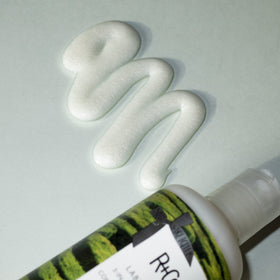R+Co Labyrinth pump and cap detail highlighting user-friendly dispensing and travel convenience