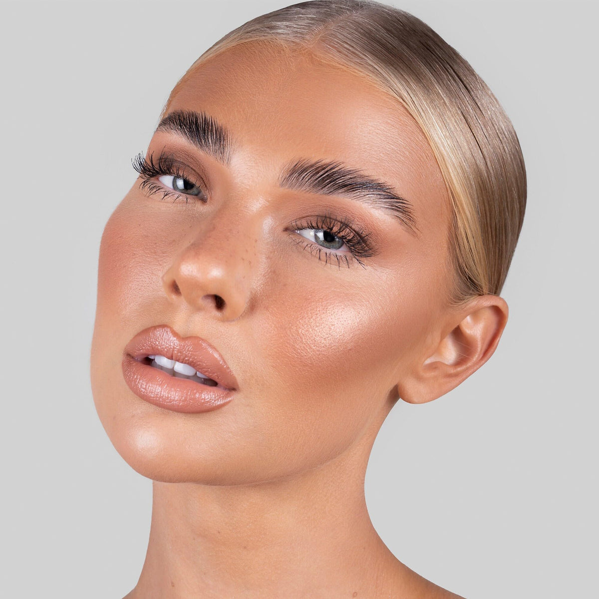 REFY texture close-up of wax-gel formula for smooth, even application