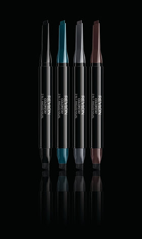 REVLON ColorStay smudge brush in use blending liner for a seamless smoky effect