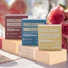 Rinse & Robust teakwood bar with walnut granules for exfoliation and renewed skin feel