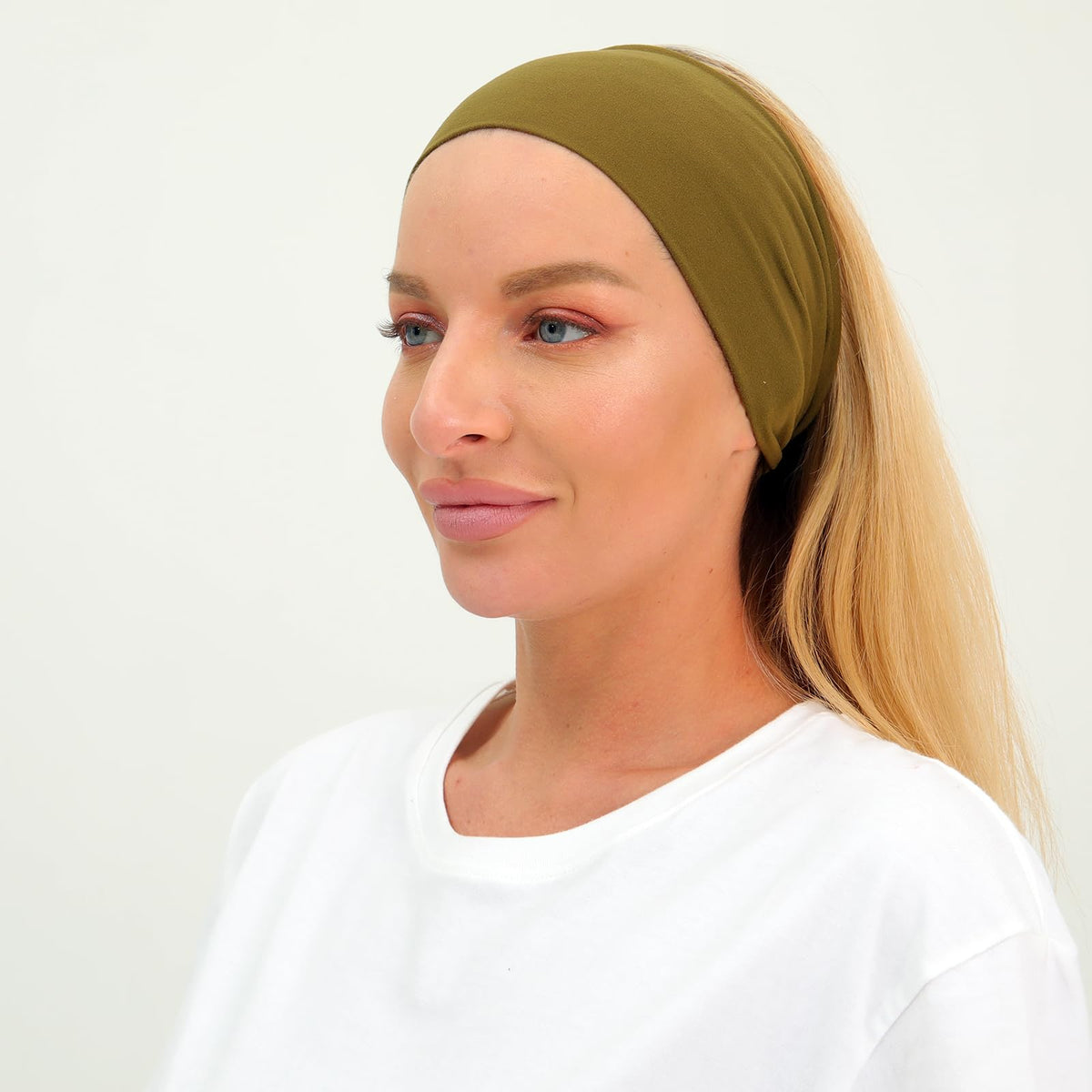 RITOPER styled at a café for everyday chic and sweat control