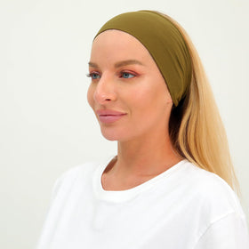 RITOPER styled at a café for everyday chic and sweat control
