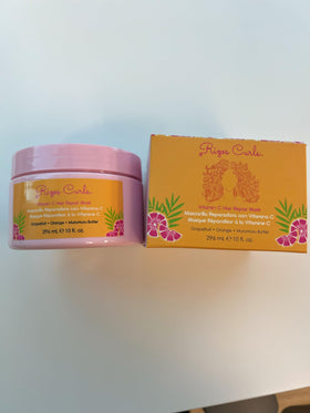 Rizos Curls in hand detangling hair, demonstrating smoother strands