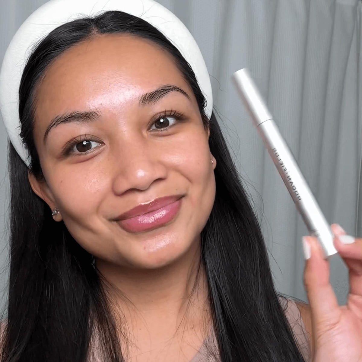 RODAN + FIELDS applying serum to upper lash line for targeted conditioning