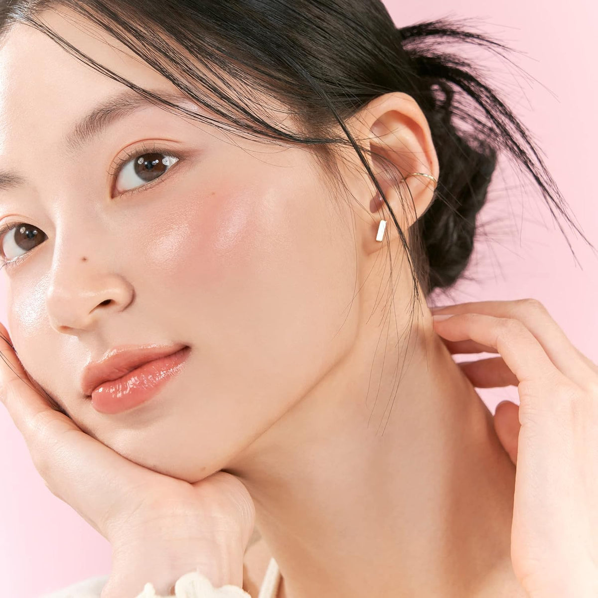 rom&nd application demo on lips illustrating buildable pink color and natural sheen
