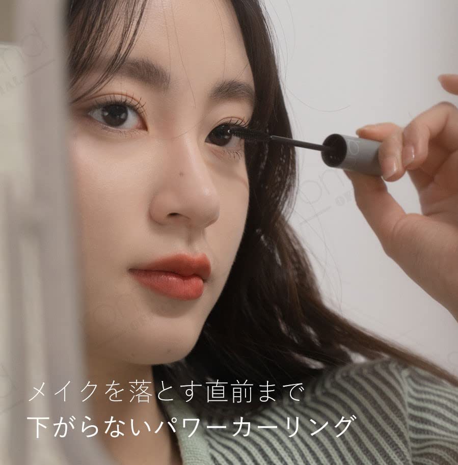 rom&nd mascara on model nighttime makeup enhancing dramatic length