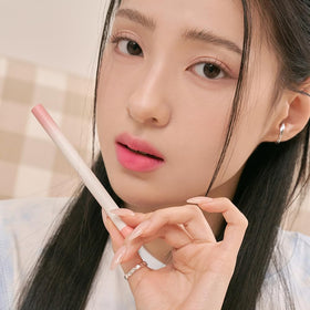 rom&nd Lip Mate Pencil finger brush detail to blur and create gradient lips