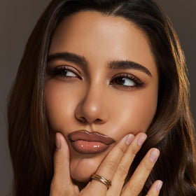 rom&nd lip mate pencil applied on lips shows natural semi-matte finish and contouring