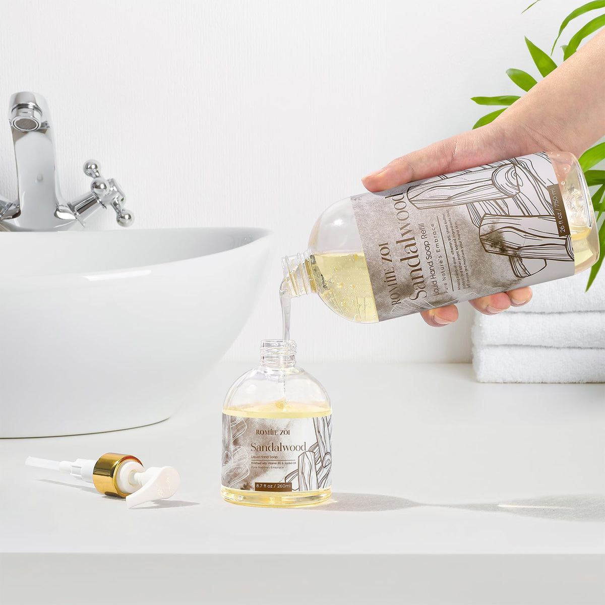 ROMIIE ZOI ingredients display with aloe and jojoba showing moisturizing benefit