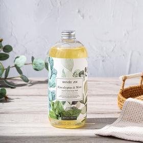 ROMIIE ZOI ingredients shot with jojoba oil and vitamin B5 emphasizing nourishment