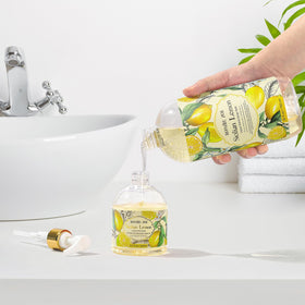 ROMIIE ZOI ingredients visual with jojoba oil and vitamin B5 highlighting nourishing benefits