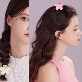 ROYHOO clip holding half-up hairstyle demonstrating secure hold during activity