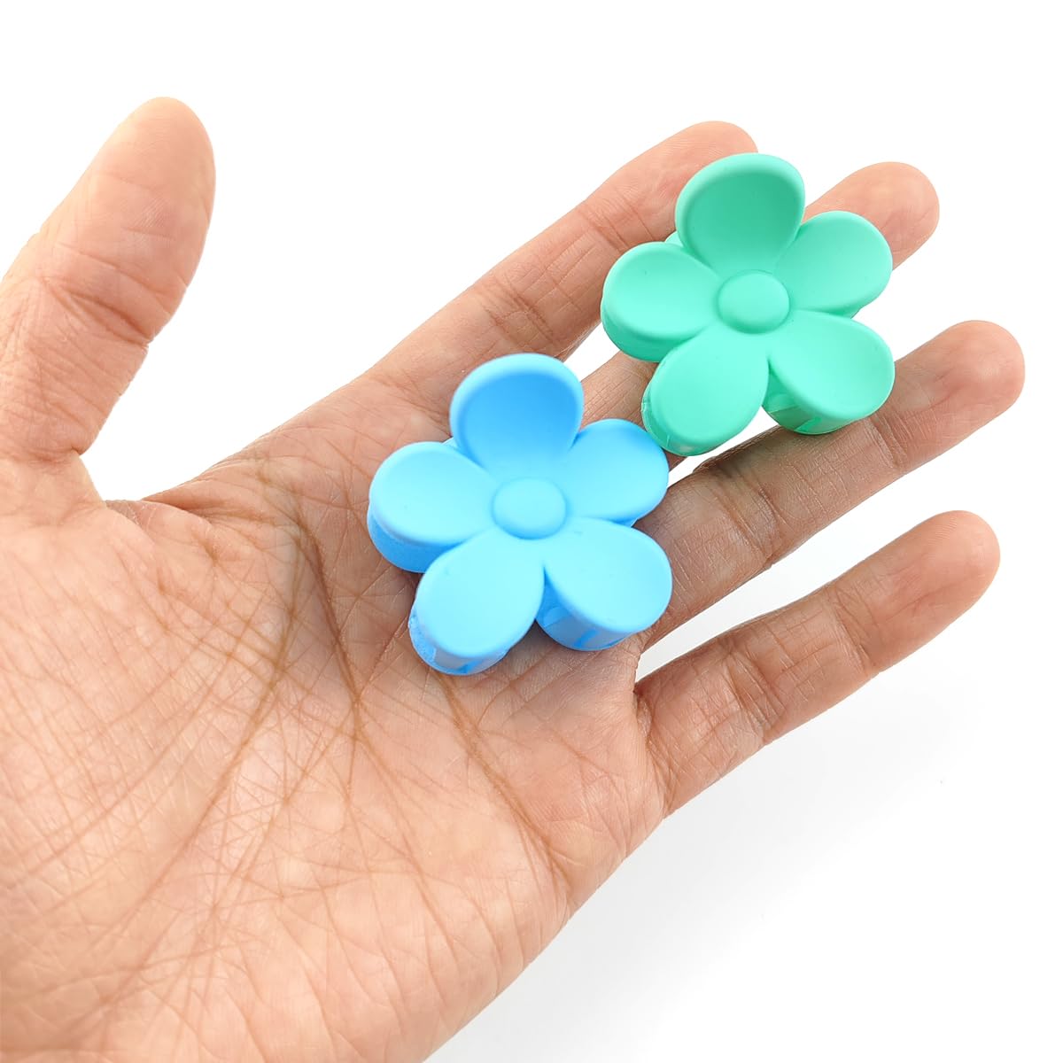 ROYHOO hand showing scale of clip illustrating compact travel-friendly size