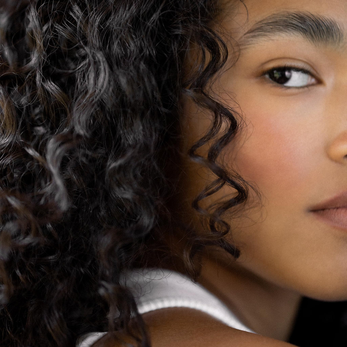 Before and after hair shot showing RŌZ improves shine and manageability benefit