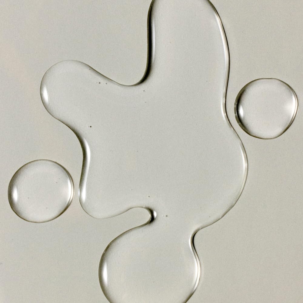 RŌZ oil texture closeup displaying lightweight sheen for smooth hair