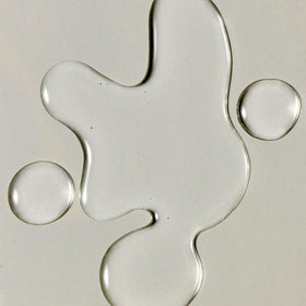 RŌZ oil texture closeup displaying lightweight sheen for smooth hair