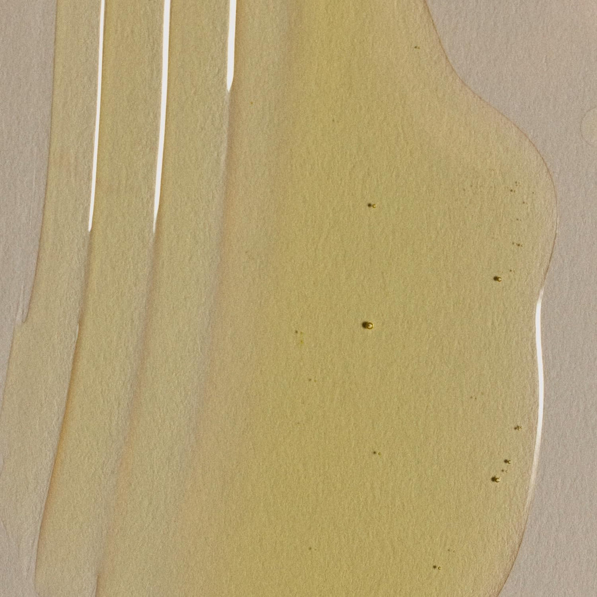 RŌZ oil texture close-up highlighting lightweight consistency for quick absorption