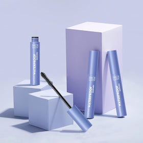 SACE LADY lifestyle model wearing mascara demonstrating natural dramatic look