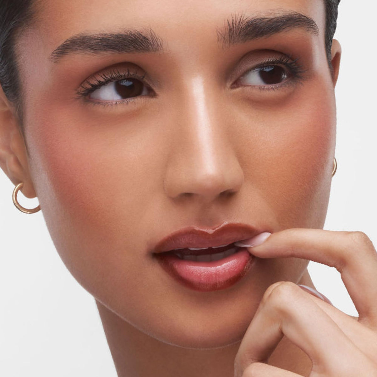Sacheu lifestyle evening look model wearing transfer-resistant matte tint