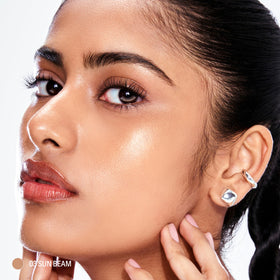 Sacheu applicator closeup highlighting the 2-in-1 pump and wand for precise use