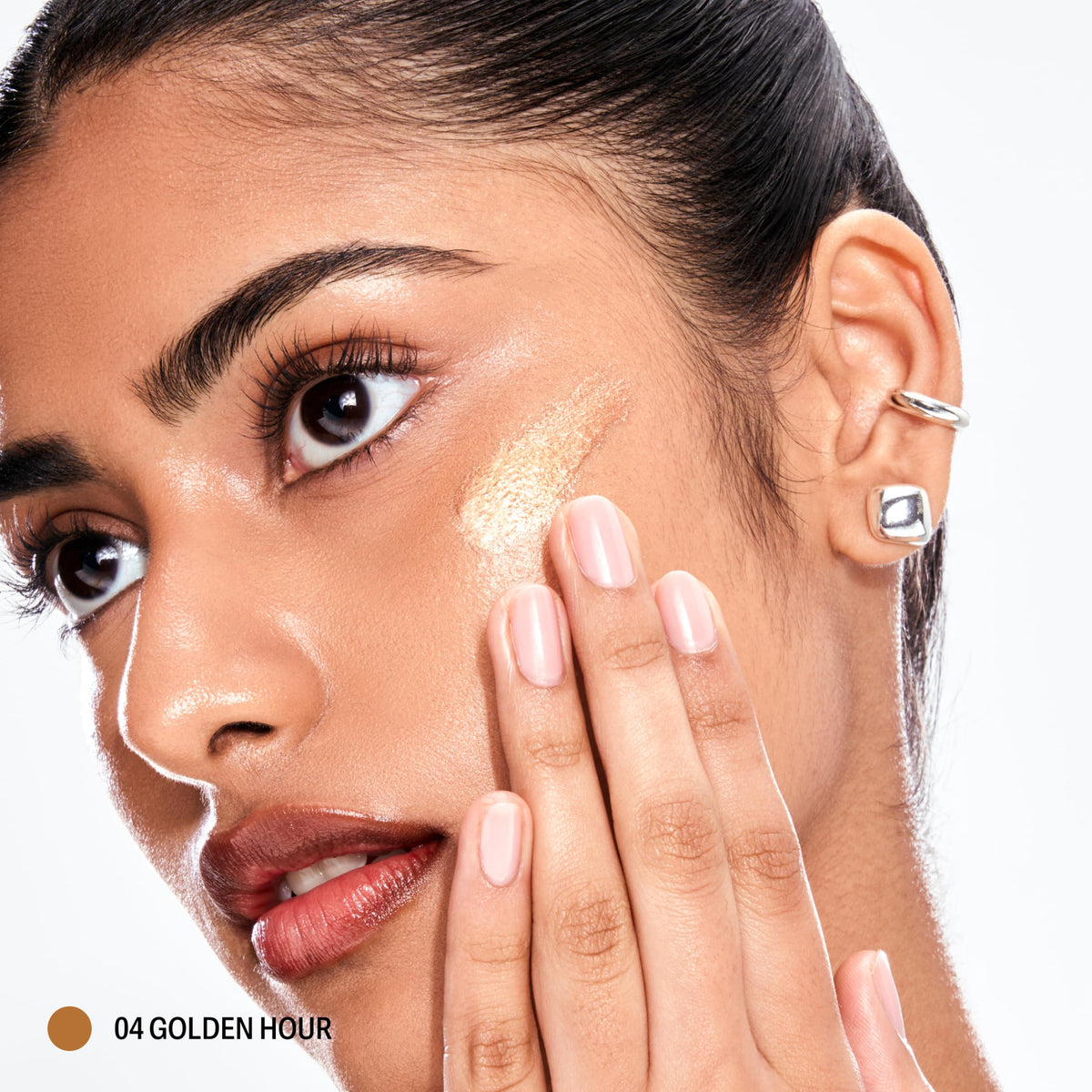 Sacheu doe-foot applicator close-up for precise placement and controlled shine