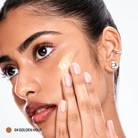 Sacheu doe-foot applicator close-up for precise placement and controlled shine