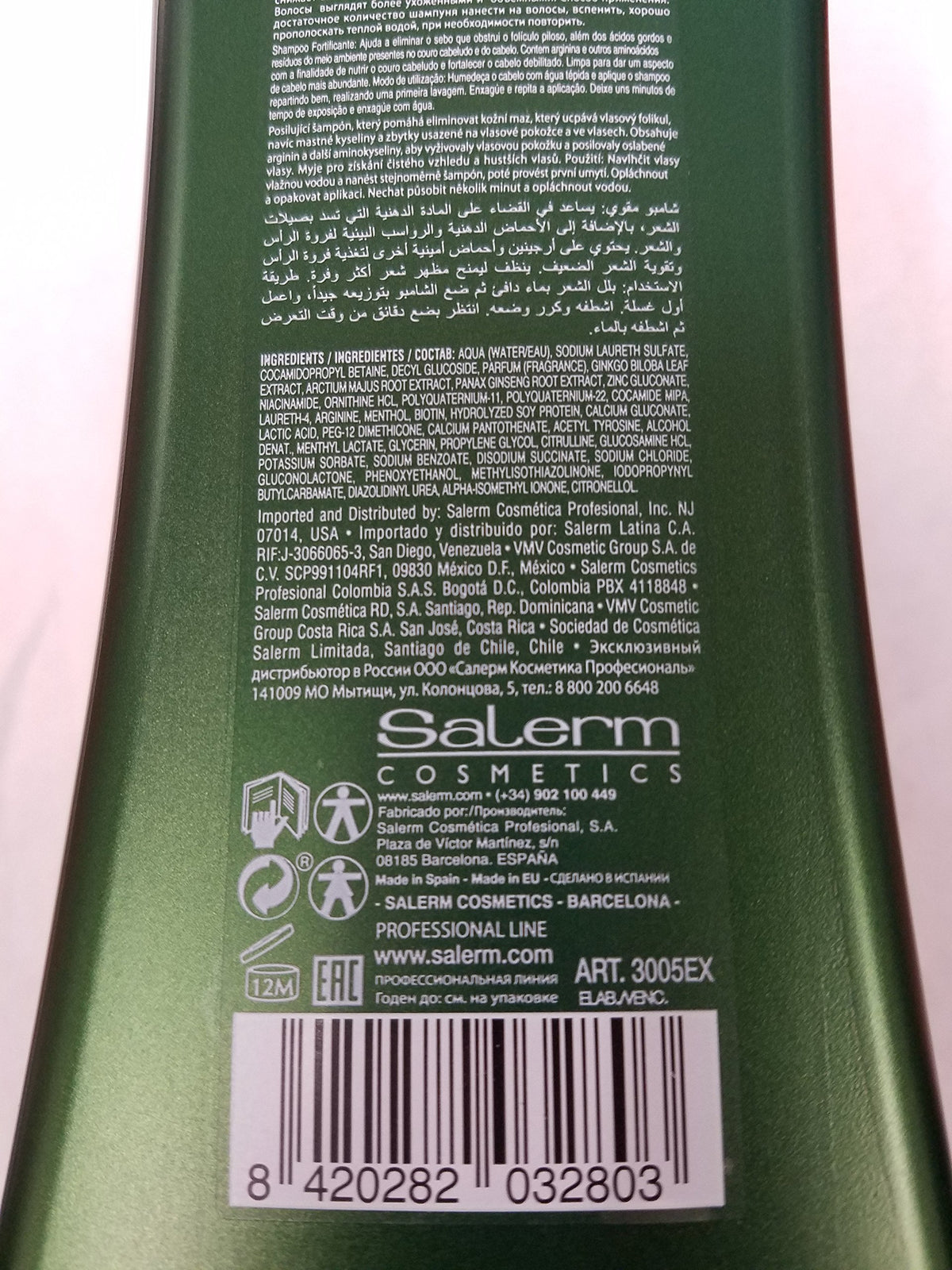 SALERM shampoo being dispensed to scalp close-up demonstrating gentle application and refreshing effect