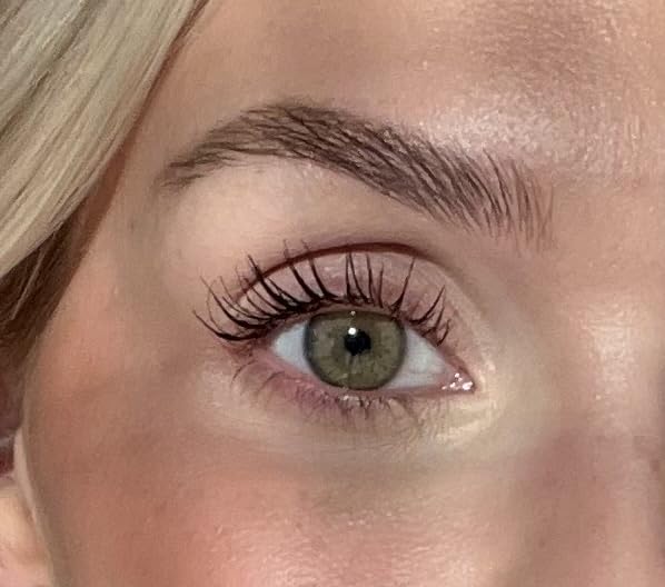 Sandstone Scandinavia brush close-up illustrating bristle design for lengthening and clump-free lashes benefit