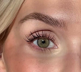 Sandstone Scandinavia brush close-up illustrating bristle design for lengthening and clump-free lashes benefit