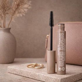 Sandstone Scandinavia bottom label close-up clarifies shade and ingredient transparency benefit