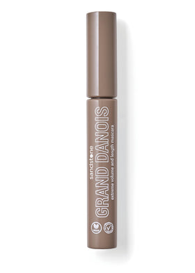 Sandstone Scandinavia texture swipe highlighting smooth, buildable coverage benefit
