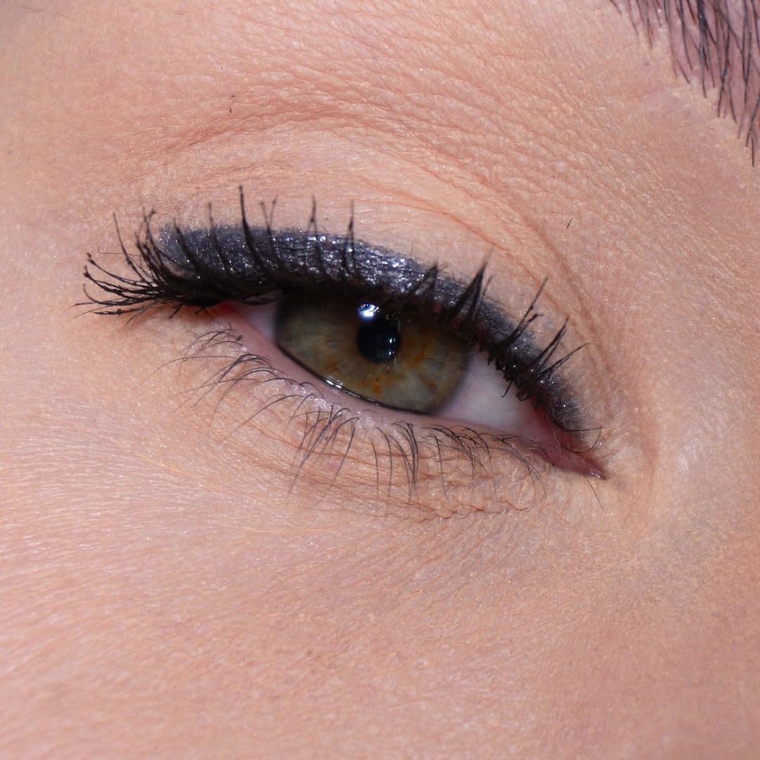 Sandstone Scandinavia pencil tip close-up demonstrating sharp precision for fine eyeliner application
