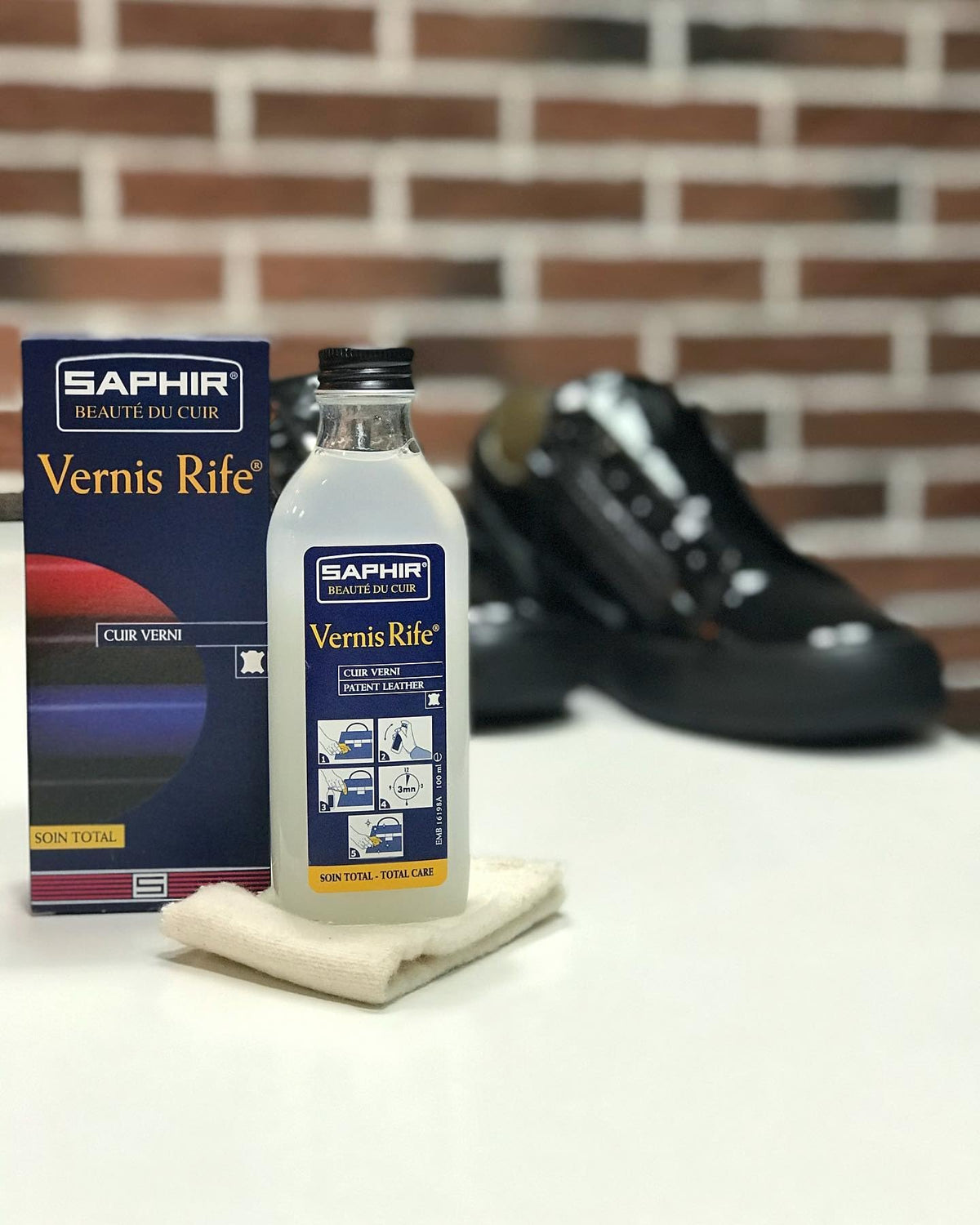 SAPHIR close-up of applying product to seams with brush for precise cleaning