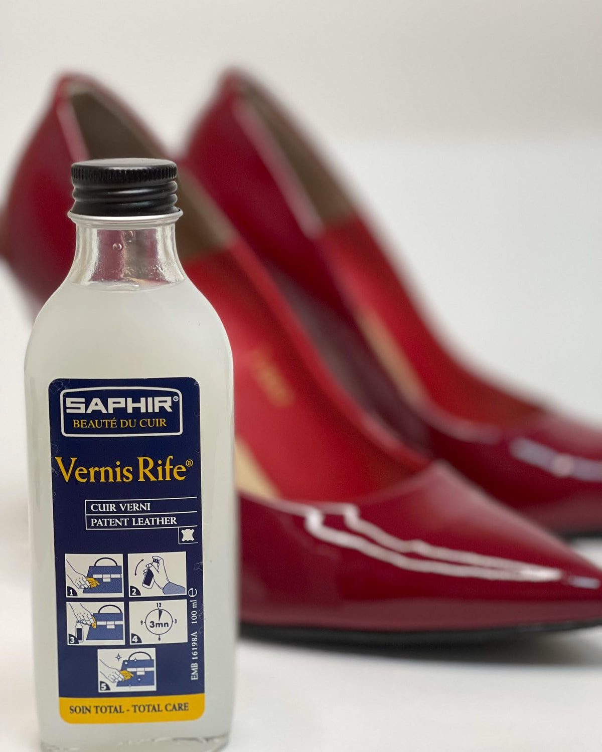 SAPHIR Vernis Rife cap and nozzle detail for controlled application and neat use