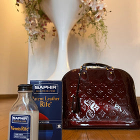 SAPHIR Vernis Rife with included cotton polishing cloth for easy, even distribution
