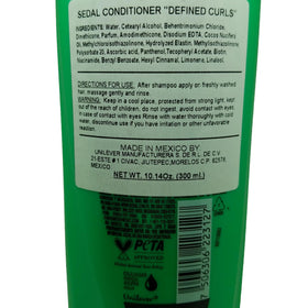 Sedal Rizos Definidos styling cream dollop being applied to damp curls for definition