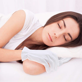 selizo gloves in spa setting conveying professional gentle hand care