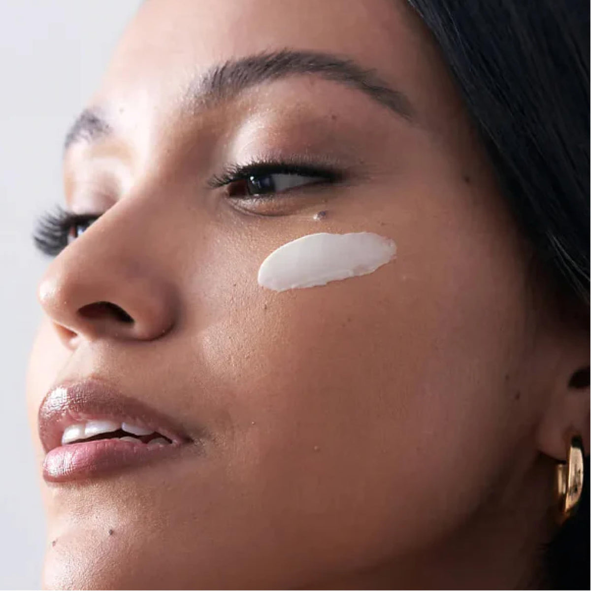 Sente cleanser in use during skincare routine to remove makeup gently